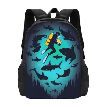 Прикрученный | Забавная иллюстрация акулы и дайвера Сумка для дизайна студенческого рюкзака Аквалангист Акула под водой Океан Глубокое море